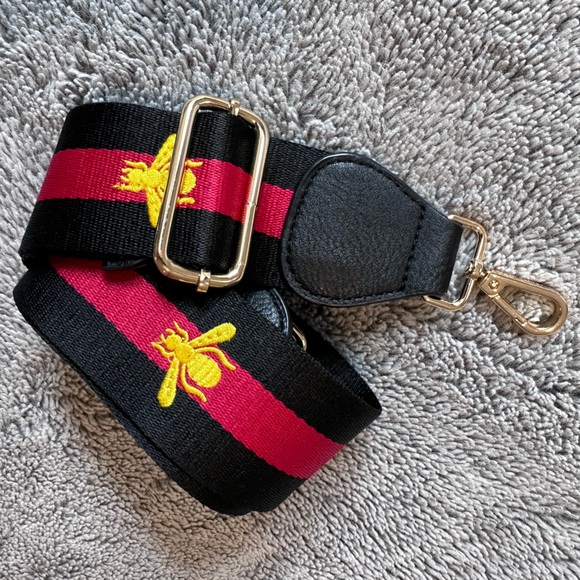 🐝🐝 Sold out! Gucci look bee crossbody strap / like new! 🐝🐝 - Picture 3 of 6